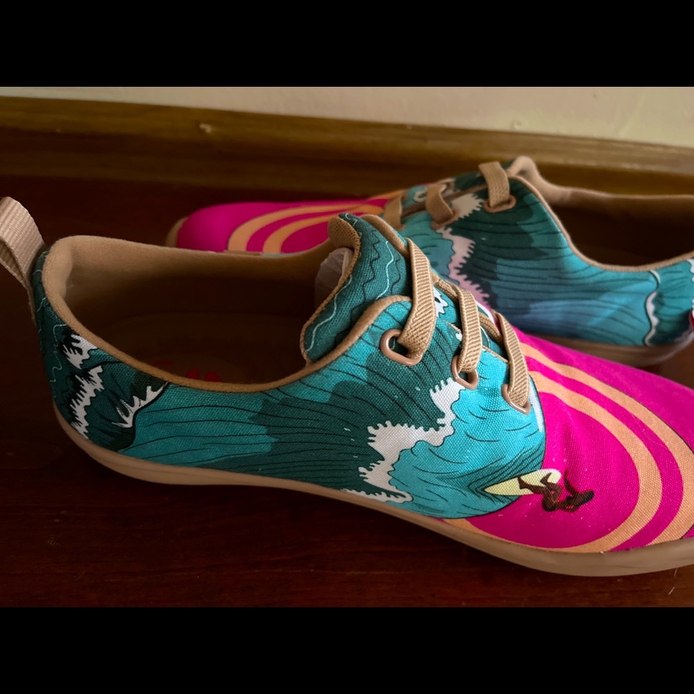 UNI ART SHOES SZ 8.5 WOMENS